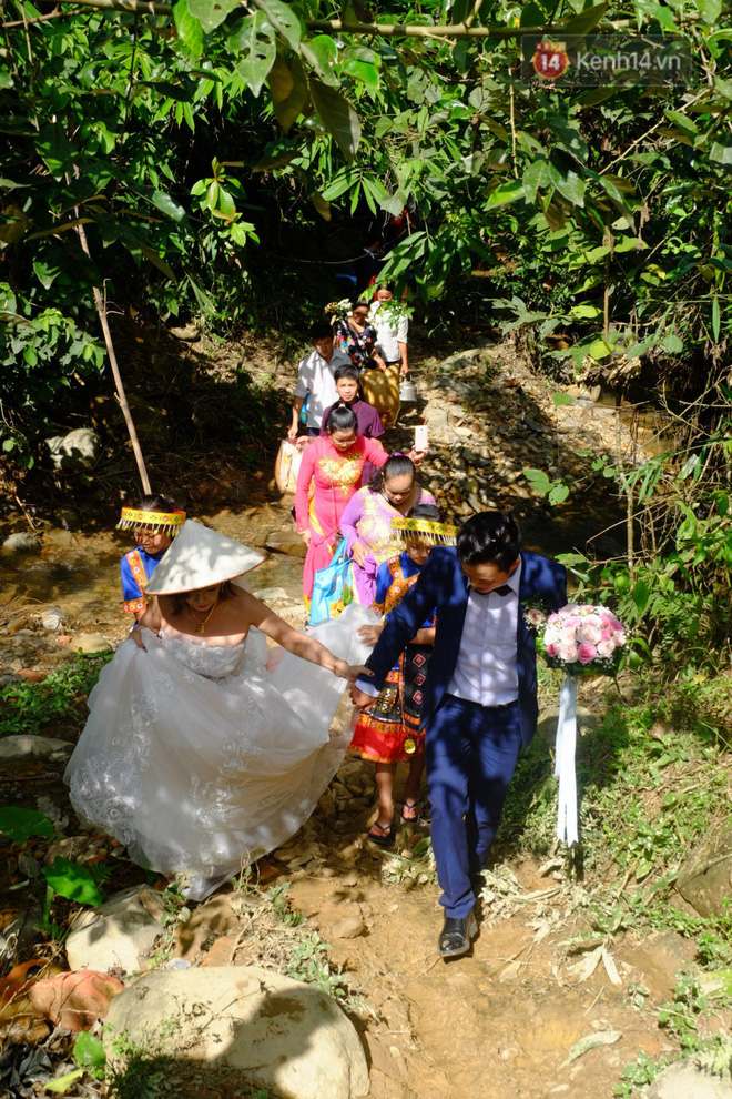 Cô dâu 62 tuổi mặc váy cưới, vượt 3 con suối về nhà chồng trong sự chào đón của mọi người-5