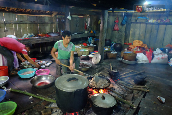 Cô dâu 62 tuổi mặc váy cưới, vượt 3 con suối về nhà chồng trong sự chào đón của mọi người-10