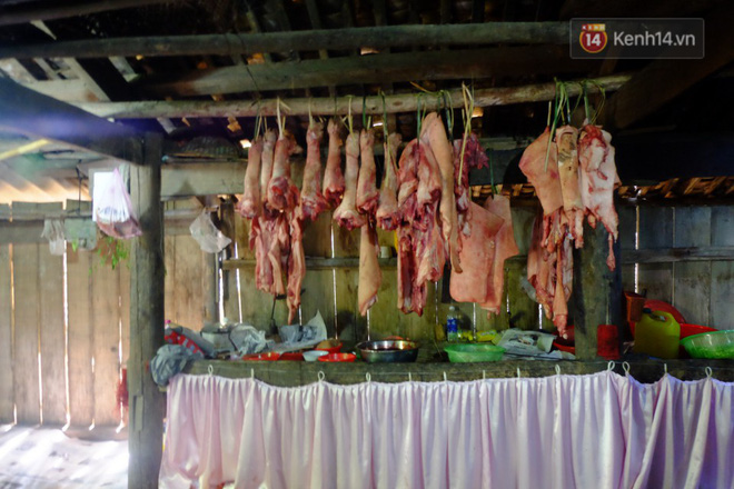 Cô dâu 62 tuổi mặc váy cưới, vượt 3 con suối về nhà chồng trong sự chào đón của mọi người-9