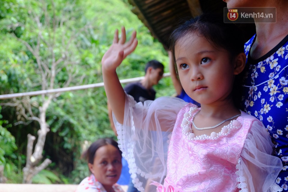 Cô dâu 62 tuổi mặc váy cưới, vượt 3 con suối về nhà chồng trong sự chào đón của mọi người-11