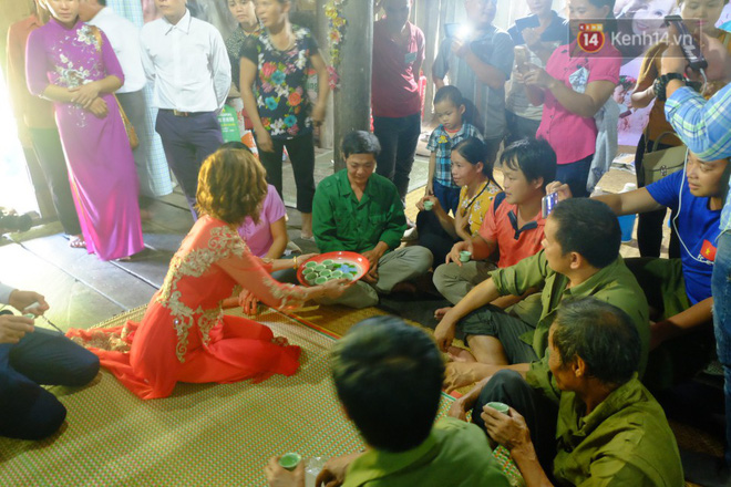 Cô dâu 62 tuổi mặc váy cưới, vượt 3 con suối về nhà chồng trong sự chào đón của mọi người-8