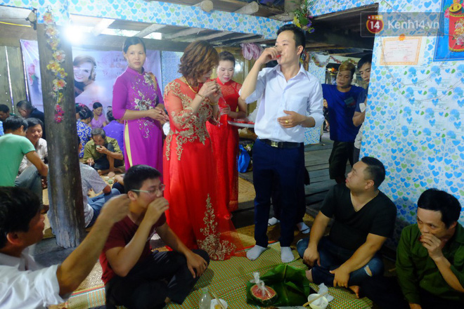 Cô dâu 62 tuổi mặc váy cưới, vượt 3 con suối về nhà chồng trong sự chào đón của mọi người-7