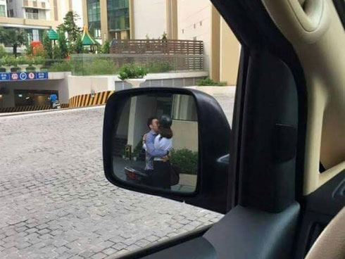 Cặp đôi thản nhiên hôn nhau ở quán lòng lợn, chị gái một con ngứa mắt chụp ảnh post lên MXH-2