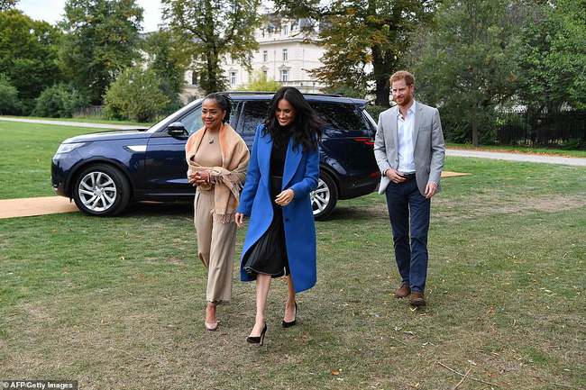 Xuất hiện cùng mẹ đẻ, Meghan Markle vẫn rất chỉn chu, thanh lịch nhưng vòng 2 của cô mới là điểm công chúng chú ý hơn cả-1