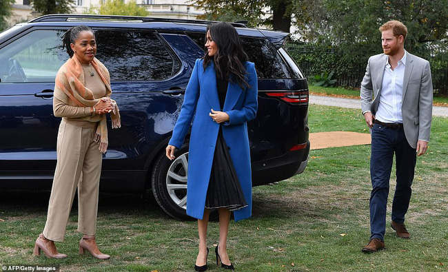Xuất hiện cùng mẹ đẻ, Meghan Markle vẫn rất chỉn chu, thanh lịch nhưng vòng 2 của cô mới là điểm công chúng chú ý hơn cả-2