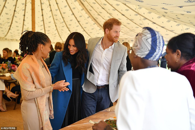 Xuất hiện cùng mẹ đẻ, Meghan Markle vẫn rất chỉn chu, thanh lịch nhưng vòng 2 của cô mới là điểm công chúng chú ý hơn cả-3