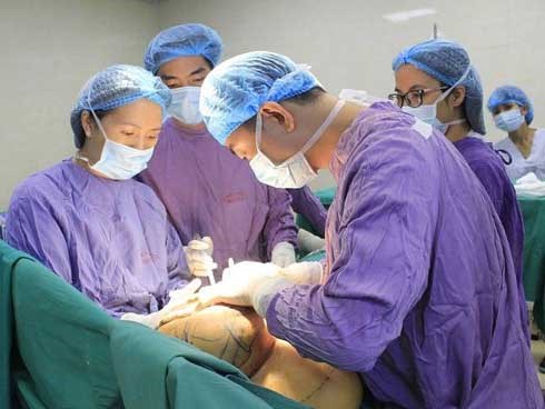 Người phụ nữ khốn khổ ngủ nghiêng vì ngực bên bé, bên to gấp 5 lần