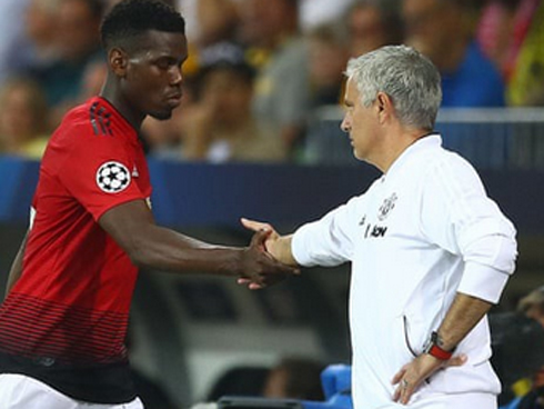 Man Utd sảy chân, Pogba lại công khai gây chiến với Mourinho-3