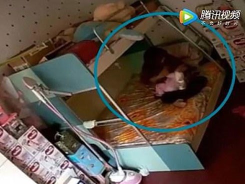 Lương 12 triệu đồng/ tháng, bảo mẫu vẫn đánh đập, dùng chăn bịt đầu bé 7 tháng
