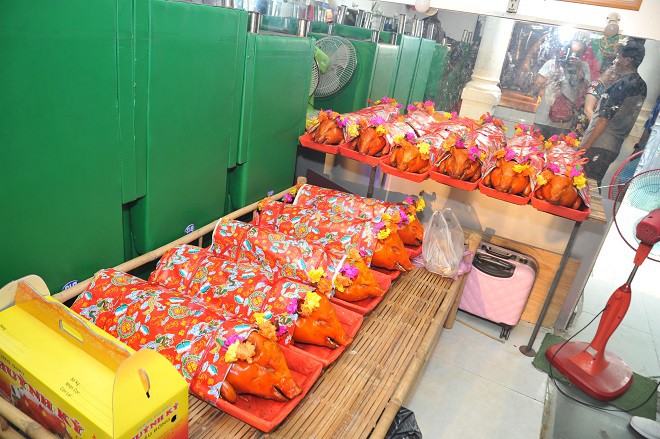 Quyền Linh giản dị mang dép tổ ong tới dự lễ giỗ Tổ nghề-1