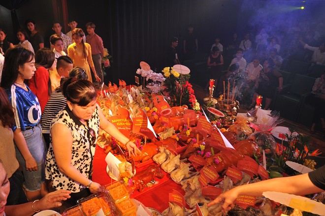 Quyền Linh giản dị mang dép tổ ong tới dự lễ giỗ Tổ nghề-4