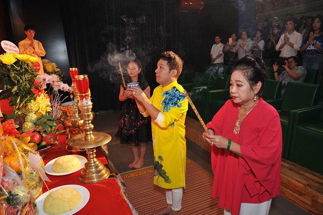 Quyền Linh giản dị mang dép tổ ong tới dự lễ giỗ Tổ nghề-5