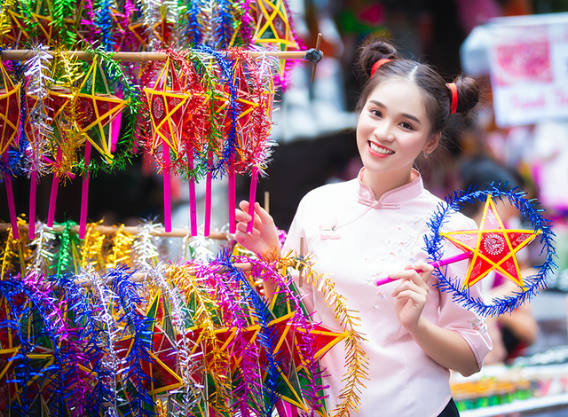 Nữ sinh tuổi 18 trở lại tuổi ấu thơ với đồ chơi Trung thu truyền thống-3