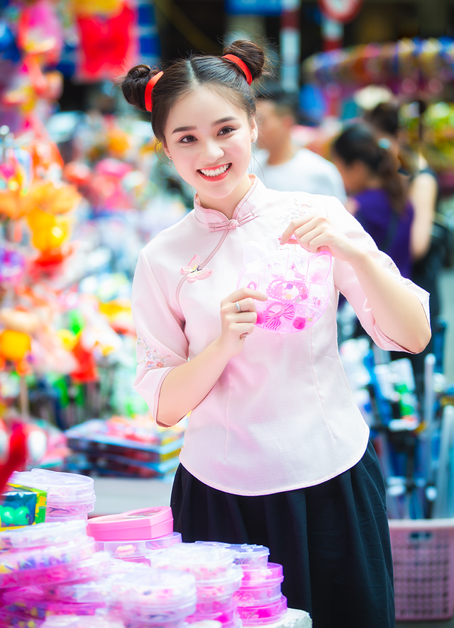 Nữ sinh tuổi 18 trở lại tuổi ấu thơ với đồ chơi Trung thu truyền thống-4