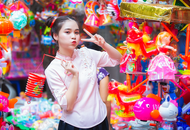 Nữ sinh tuổi 18 trở lại tuổi ấu thơ với đồ chơi Trung thu truyền thống-6