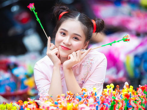 Treo cả trăm chiếc đèn lồng cho mọi người chụp ảnh, cô gái chết đứng khi lũ trẻ vặt sạch đèn, để lại mỗi cây tre-3