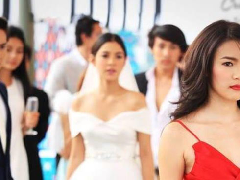 Món quà chú rể tặng trong ngày cưới khiến cô dâu tái mặt, khách khứa sững sờ-4