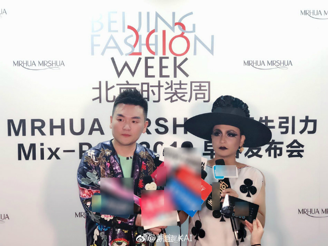 Nhĩ Thái Trần Chí Bằng gây sốc nhiệt với màn bung lụa trên sàn catwalk chẳng khác nào cô Đẩu-1