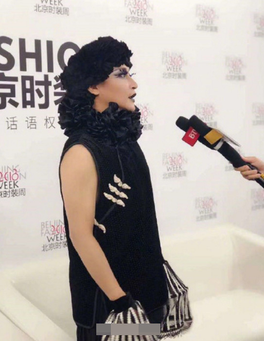 Nhĩ Thái Trần Chí Bằng gây sốc nhiệt với màn bung lụa trên sàn catwalk chẳng khác nào cô Đẩu-2