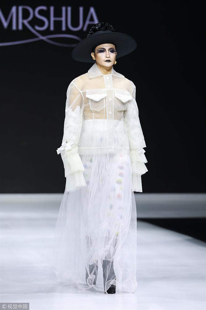 Nhĩ Thái Trần Chí Bằng gây sốc nhiệt với màn bung lụa trên sàn catwalk chẳng khác nào cô Đẩu-7