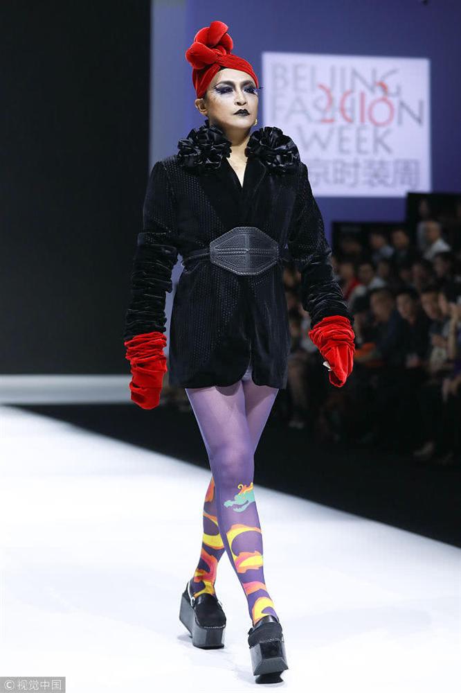 Nhĩ Thái Trần Chí Bằng gây sốc nhiệt với màn bung lụa trên sàn catwalk chẳng khác nào cô Đẩu-9