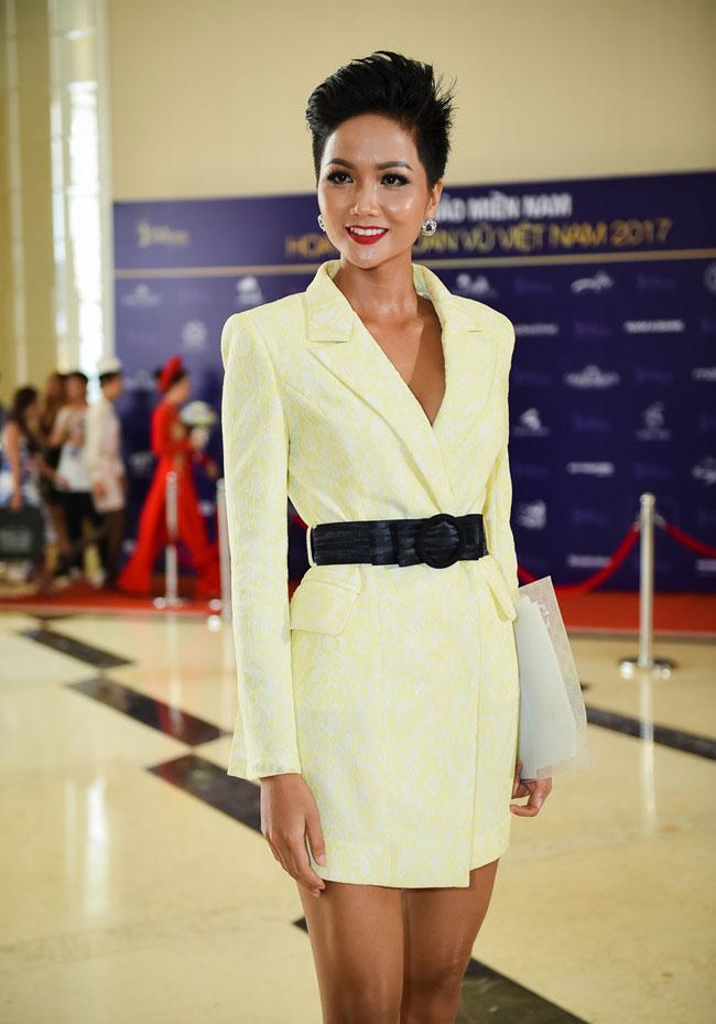 Vương miện Hoa hậu và câu chuyện về những chiếc váy Lọ lem phải trao trả-9