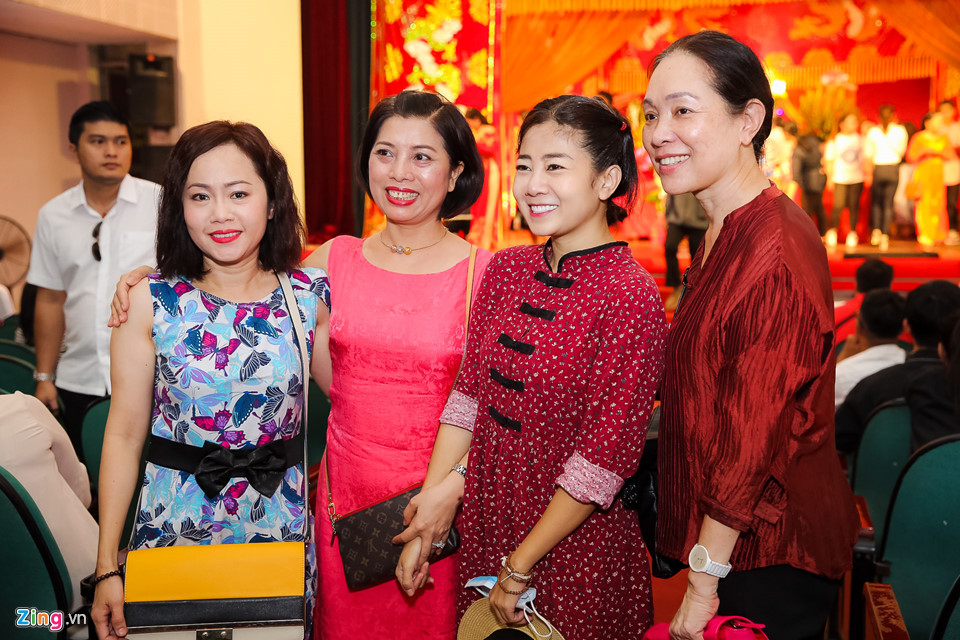 Mai Phương tươi tắn đi giỗ Tổ nghề ở sân khấu Hồng Vân-1