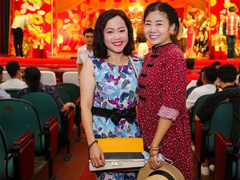 Mai Phương tươi tắn đi giỗ Tổ nghề ở sân khấu Hồng Vân