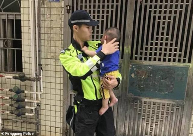 Bố mẹ không trông nom cẩn thận, con nhỏ 1 tuổi bò ra ban công rơi xuống đường-3