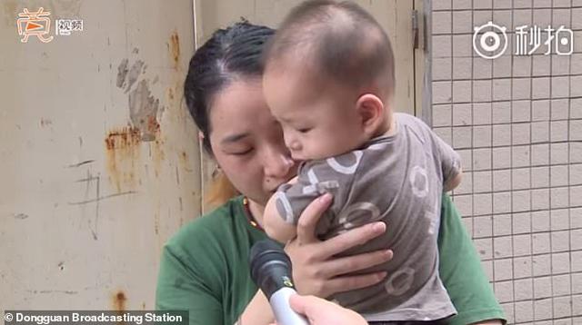 Bố mẹ không trông nom cẩn thận, con nhỏ 1 tuổi bò ra ban công rơi xuống đường-4