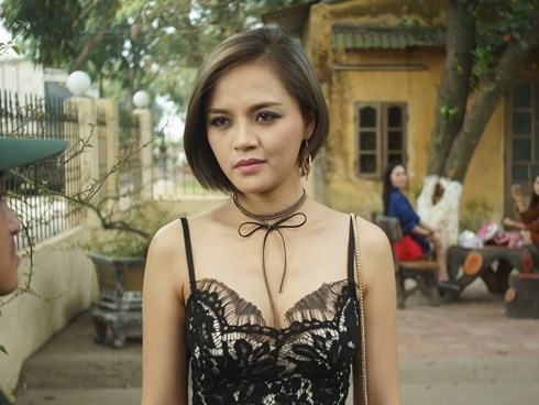 Clip hậu trường hé lộ cảnh hôn bạo liệt của Cảnh và Quỳnh Búp Bê-1