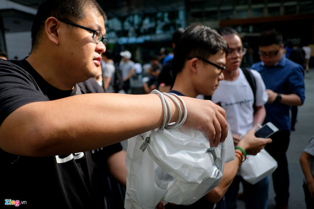 Apple Store thành chợ trời mua bán iPhone XS của người Việt-12
