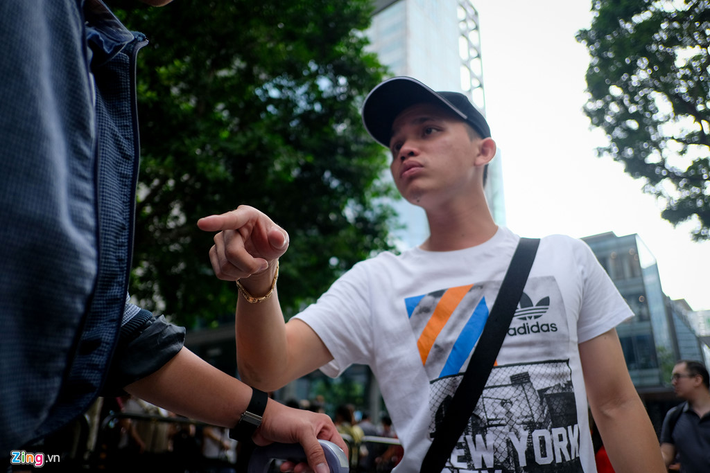 Apple Store thành chợ trời mua bán iPhone XS của người Việt-13