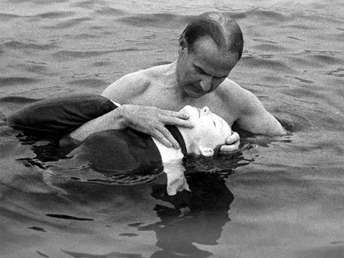 Thi thể của người đàn ông trong xe hơi và dòng thư tuyệt mệnh dẫn cảnh sát đến bí mật giấu dưới giếng sâu-3