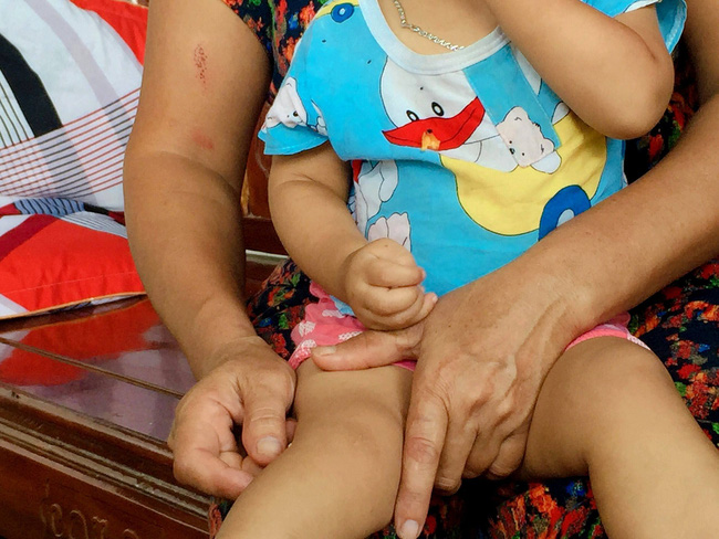 Vụ cả nhà nghi bị ngộ độc khi đi du lịch Đà Nẵng: Mấy đêm liền con út đều òa khóc đòi bú sữa mẹ, mỗi lần vậy tôi đều không cầm được nước mắt-4