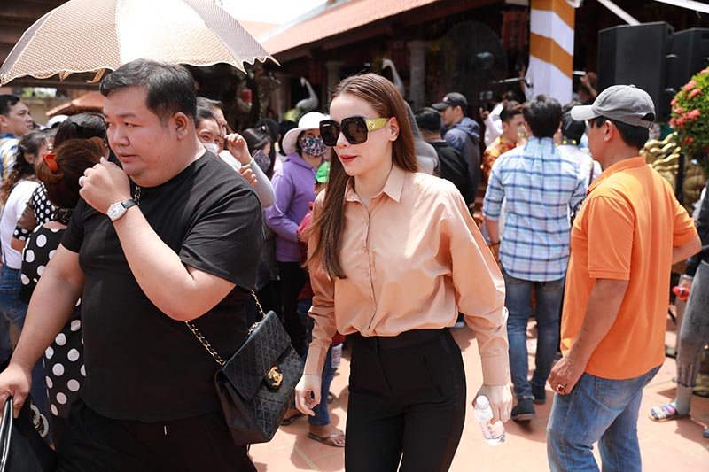 Sao Việt đổ về nhà thờ trăm tỷ của Hoài Linh ngày giỗ Tổ nghề-4