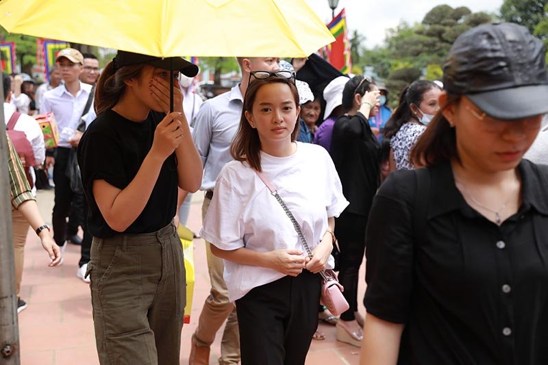 Sao Việt đổ về nhà thờ trăm tỷ của Hoài Linh ngày giỗ Tổ nghề-5