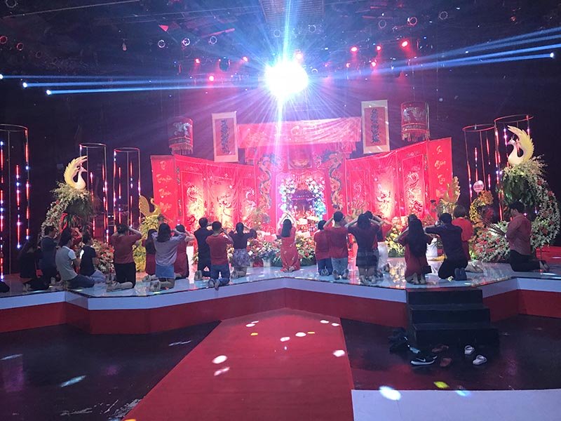 Sao Việt đổ về nhà thờ trăm tỷ của Hoài Linh ngày giỗ Tổ nghề-9