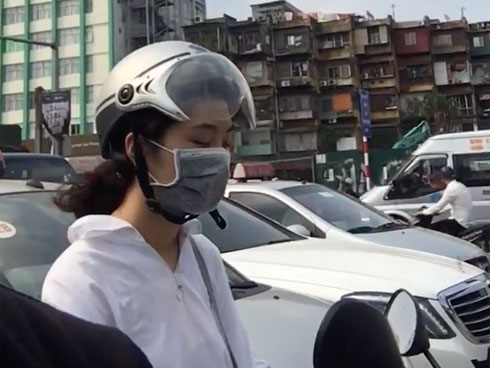 Các bé mẫu giáo cầm tờ giấy đi sang đường, dòng chữ bên trên khiến người lớn chột dạ-6