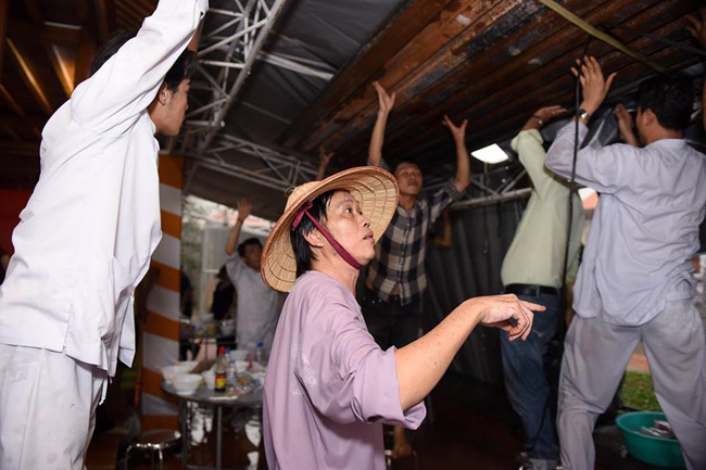 Hoài Linh chân trần, dầm mưa chống dột cho nhà thờ Tổ nghề trăm tỷ-1