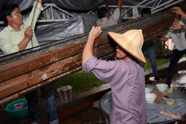 Hoài Linh chân trần, dầm mưa chống dột cho nhà thờ Tổ nghề trăm tỷ-2
