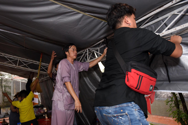 Hoài Linh chân trần, dầm mưa chống dột cho nhà thờ Tổ nghề trăm tỷ-3