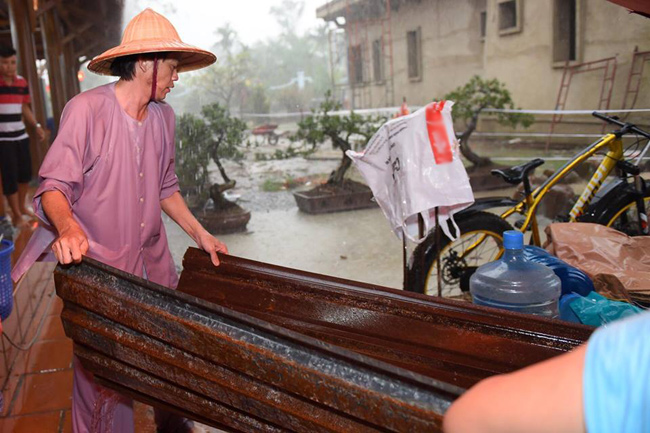 Hoài Linh chân trần, dầm mưa chống dột cho nhà thờ Tổ nghề trăm tỷ-4