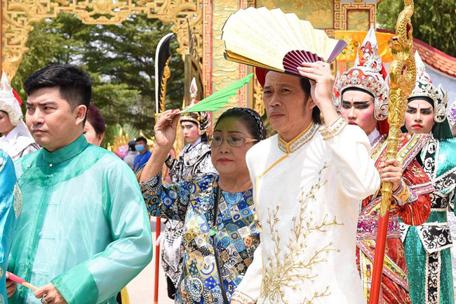 Hoài Linh chân trần, dầm mưa chống dột cho nhà thờ Tổ nghề trăm tỷ-10