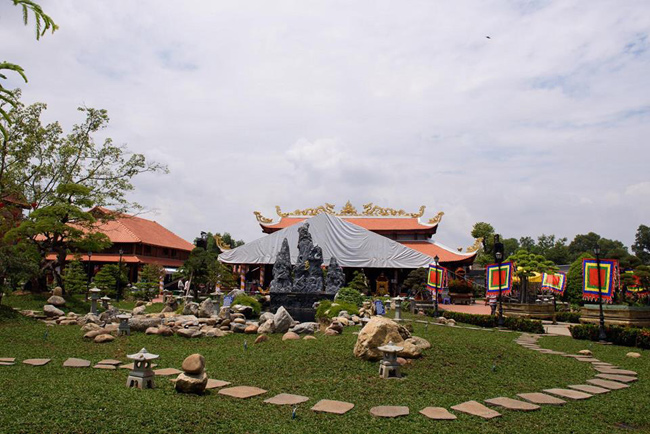 Hoài Linh chân trần, dầm mưa chống dột cho nhà thờ Tổ nghề trăm tỷ-13