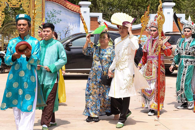 Hoài Linh chân trần, dầm mưa chống dột cho nhà thờ Tổ nghề trăm tỷ-6