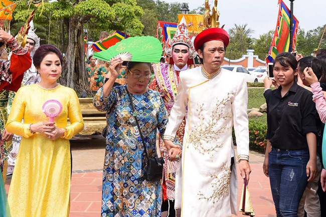 Hoài Linh chân trần, dầm mưa chống dột cho nhà thờ Tổ nghề trăm tỷ-7