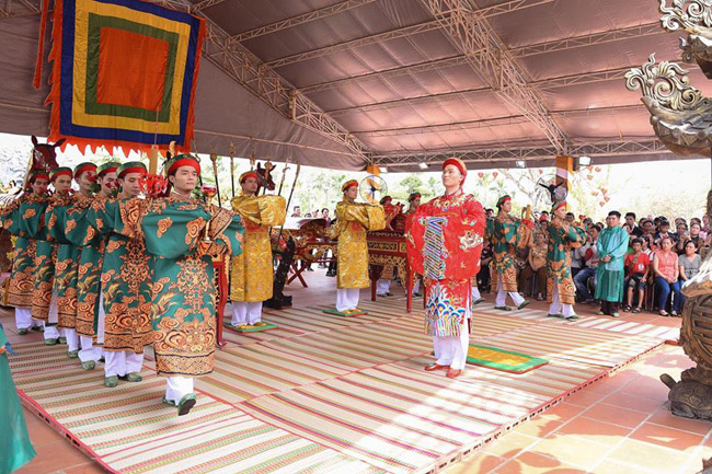 Hoài Linh chân trần, dầm mưa chống dột cho nhà thờ Tổ nghề trăm tỷ-9