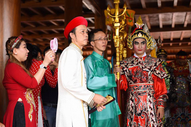 Hoài Linh chân trần, dầm mưa chống dột cho nhà thờ Tổ nghề trăm tỷ-15