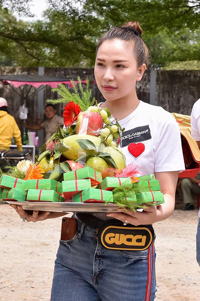 Hoài Linh chân trần, dầm mưa chống dột cho nhà thờ Tổ nghề trăm tỷ-22